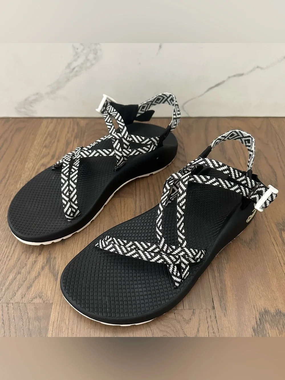 Chaco Women's ZX/1 Cloud Dual Adjustable Straps Cushioned Sandal Black, White 10